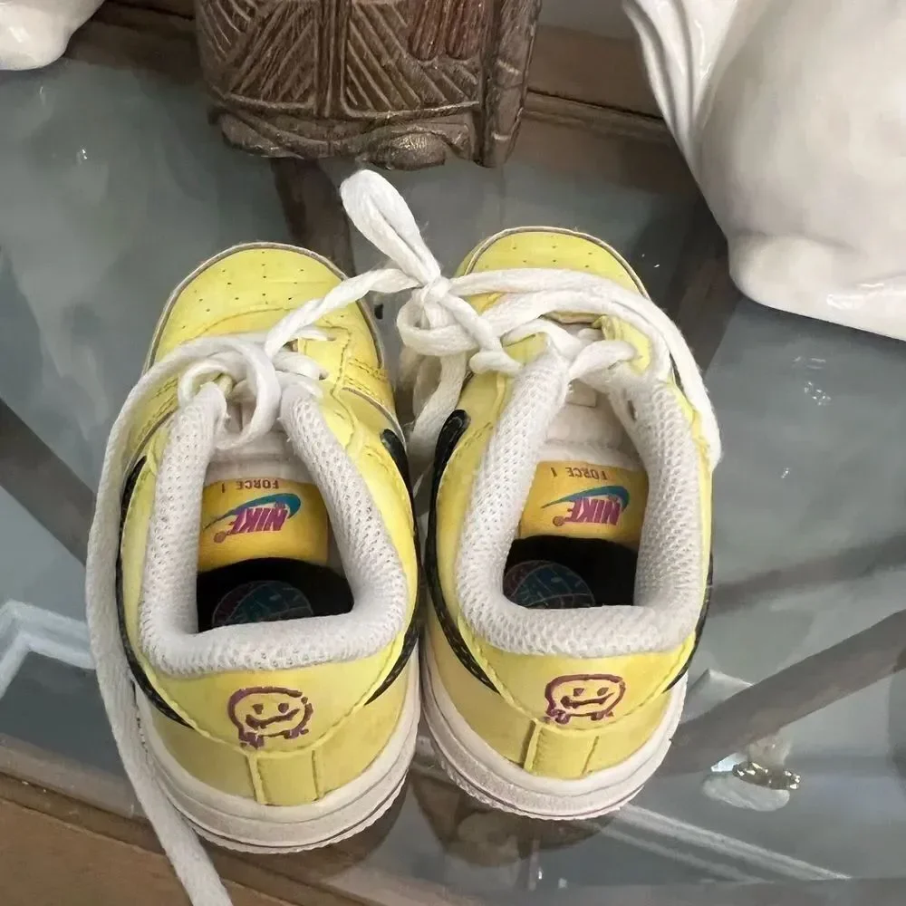 Nike Kids Yellow smiley face AF1 kids Sneakers. Size 6c